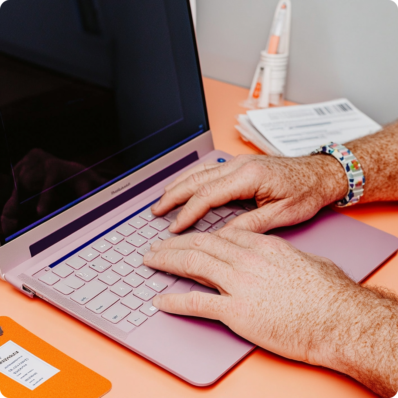 Professionnel de santé utilisant un ordinateur portable